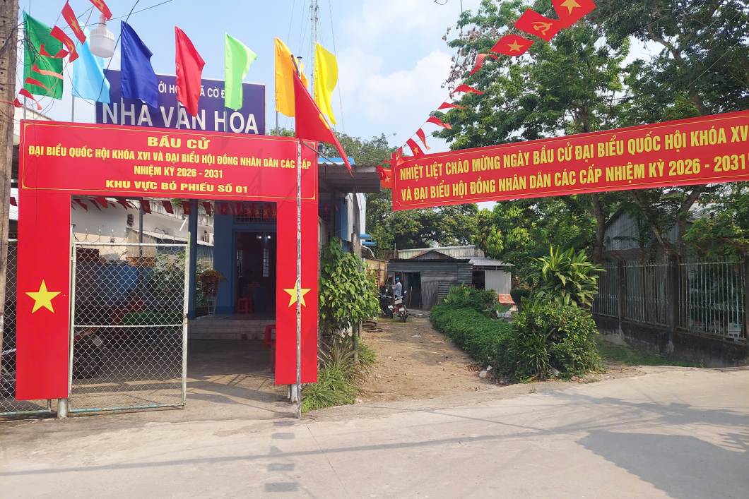 Nơi bỏ phiếu được trang trí rực rỡ. Ảnh: Tạ Quang