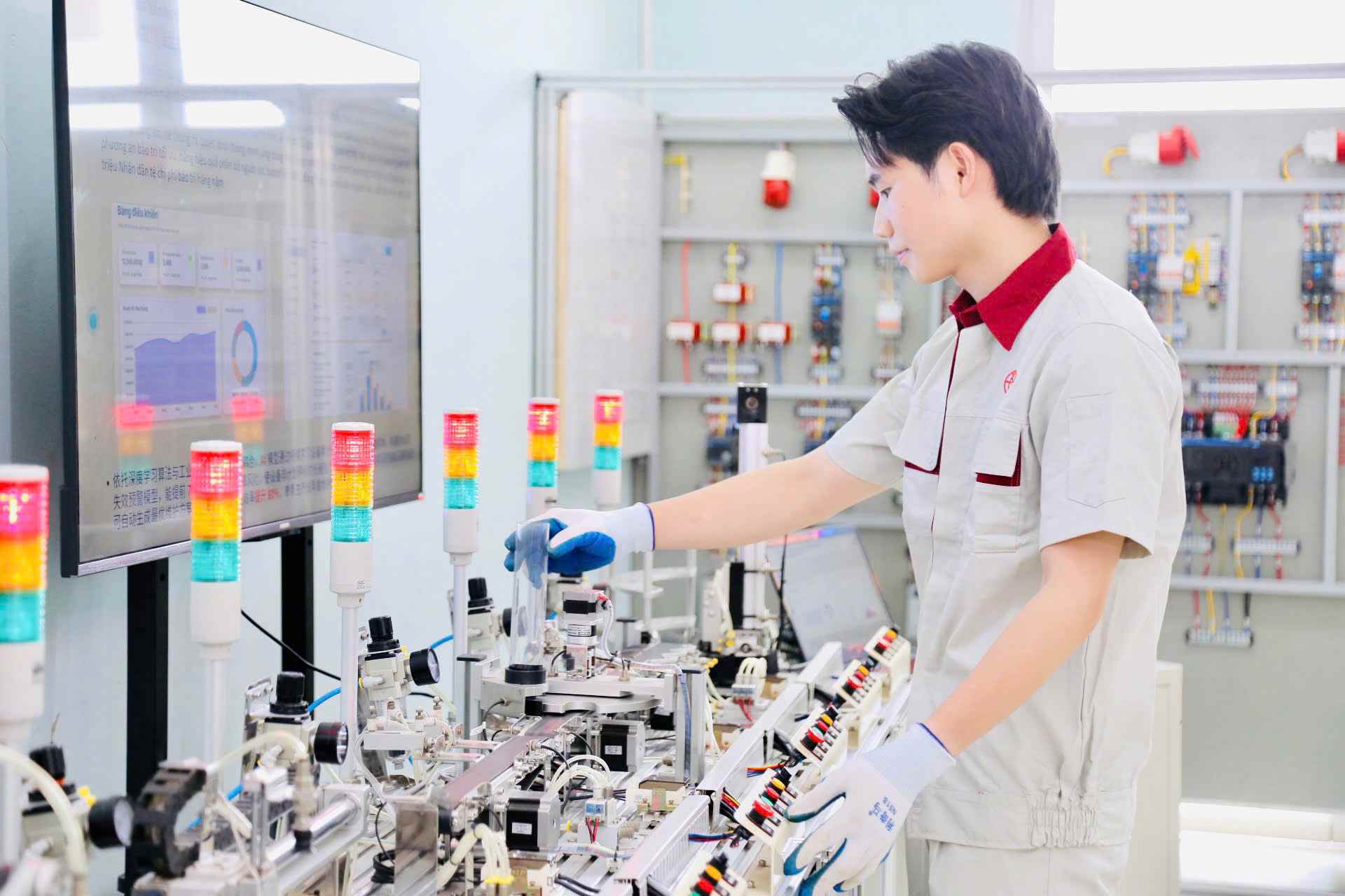 Students of the Faculty of Electrical and Electronics Engineering, Hanoi High-Tech College during practice hours. Photo: Thanh Tung