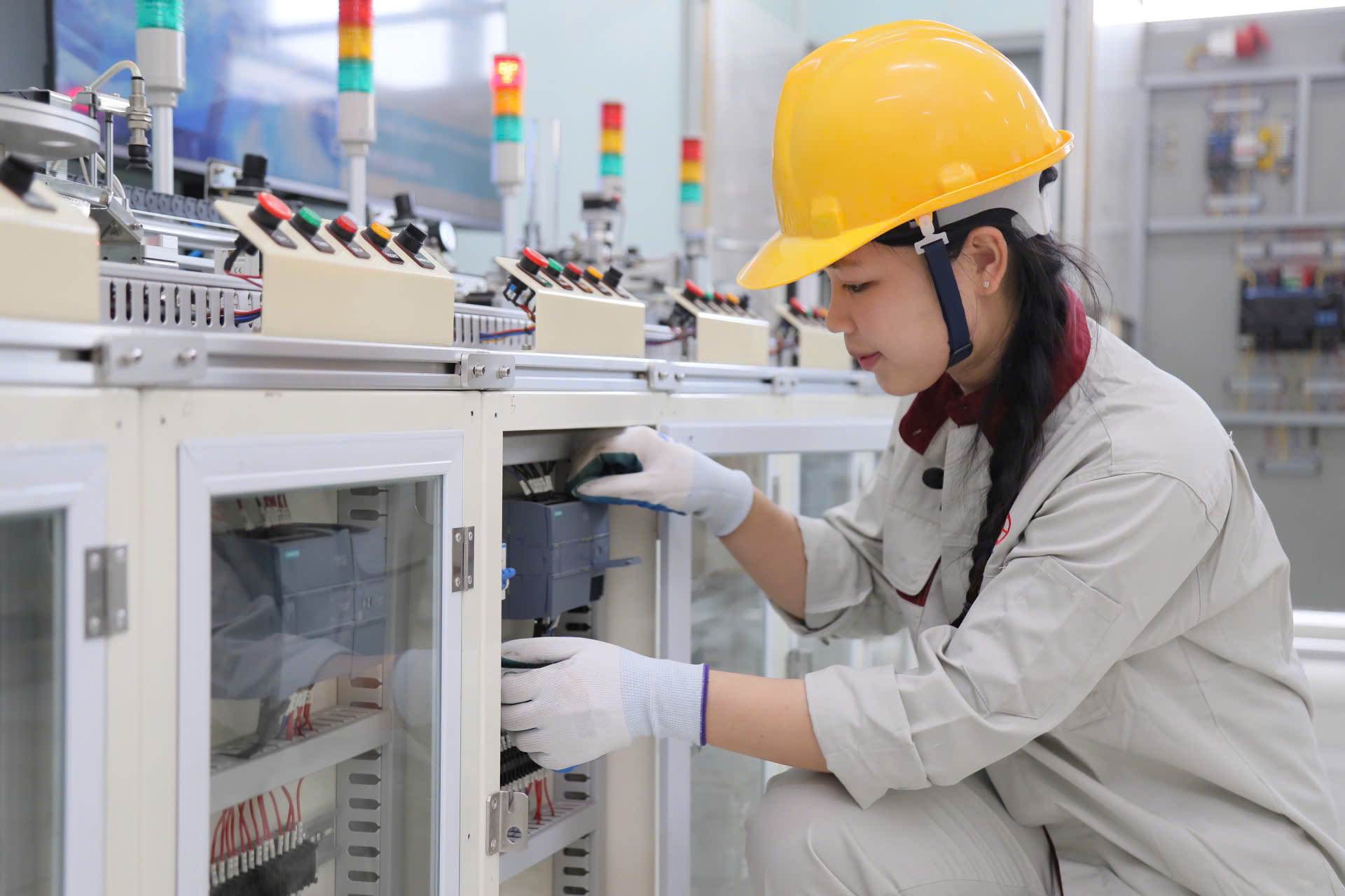 Sinh viên Khoa Kỹ thuật Điện - Điện tử Trường Cao đẳng Công nghệ cao Hà Nội trong giờ thực hành. Ảnh: Thanh Tùng