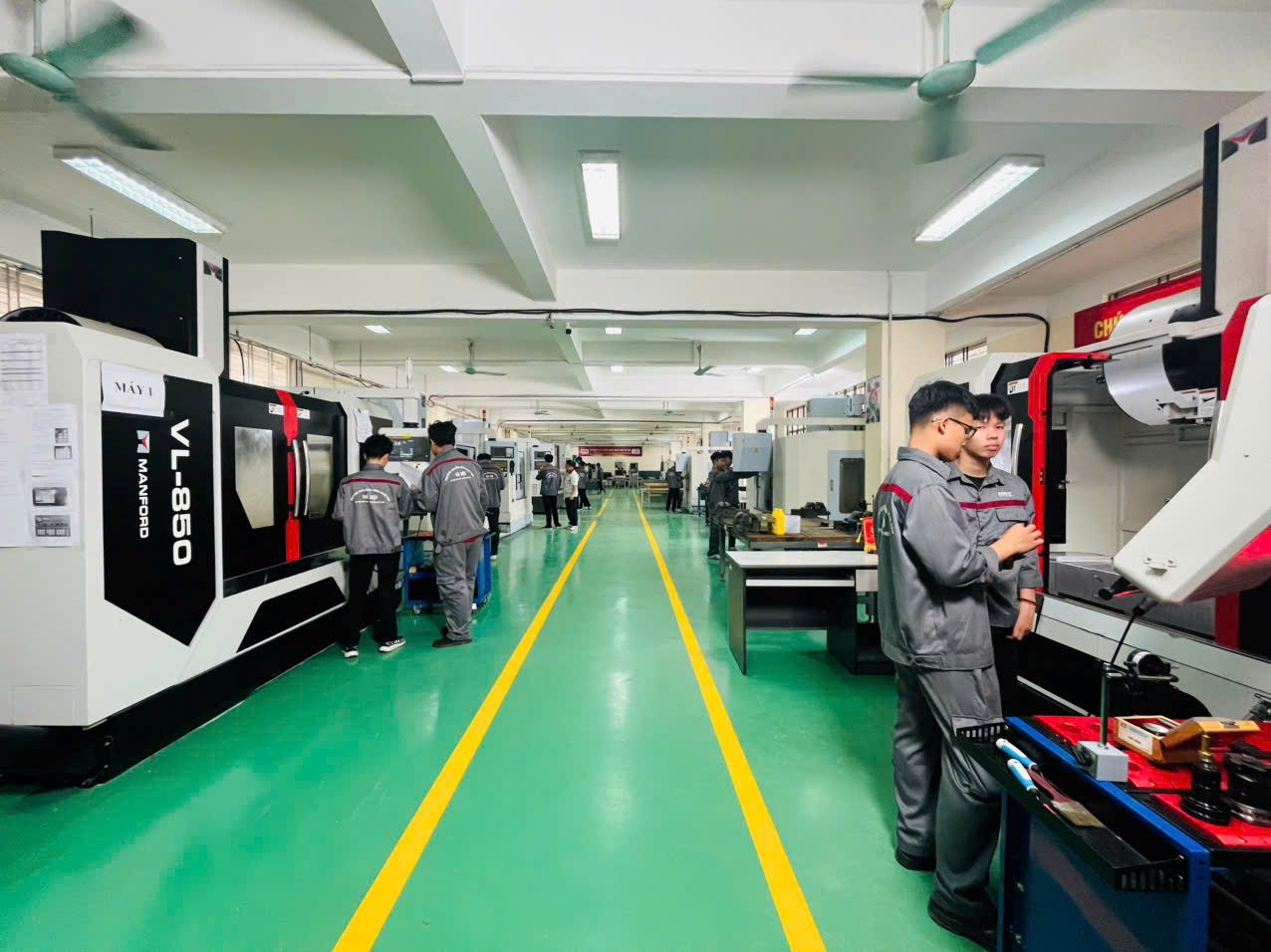 Sinh viên ngành Cơ khí chế tạo, Khoa Kỹ thuật Cơ khí, Trường Cao đẳng Công nghệ cao Hà Nội trong giờ thực hành. Ảnh: Thanh Tùng 