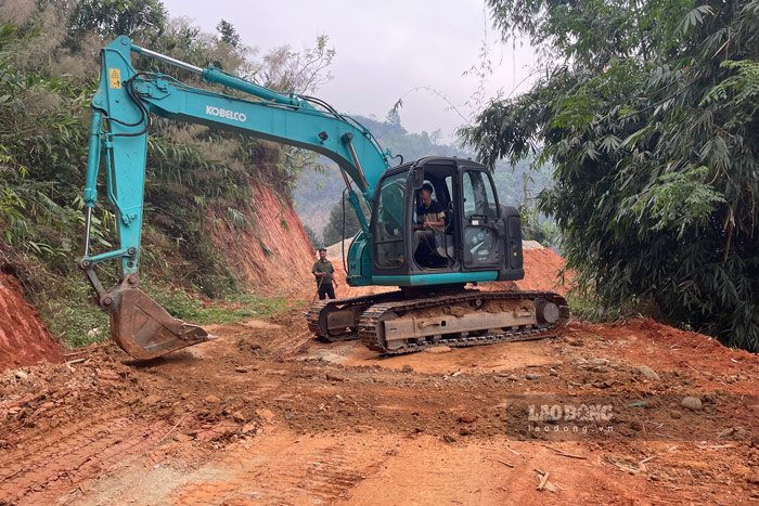 Máy móc san gạt đường. Ảnh: Đinh Đại