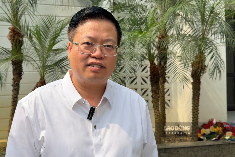 Chủ tịch UBND xã Bát Xát Nguyễn Mạnh Hùng cho rằng tuyến đường mới khi hoàn thành sẽ làm thay da đổi thịt, phát triển kinh tế, đời sống người dân ấm no hơn. Ảnh: Đinh Đại