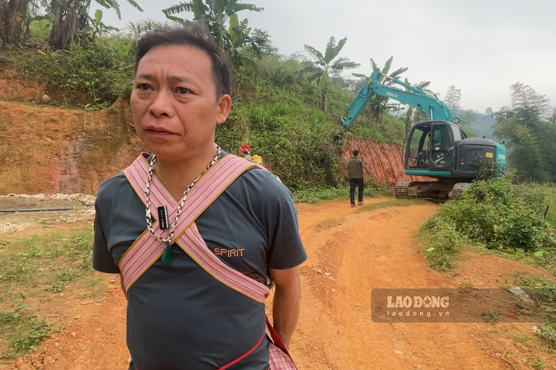 Ông Chảo Díu Ngan tiên phong hiến đất mở đường. Ảnh: Đinh Đại