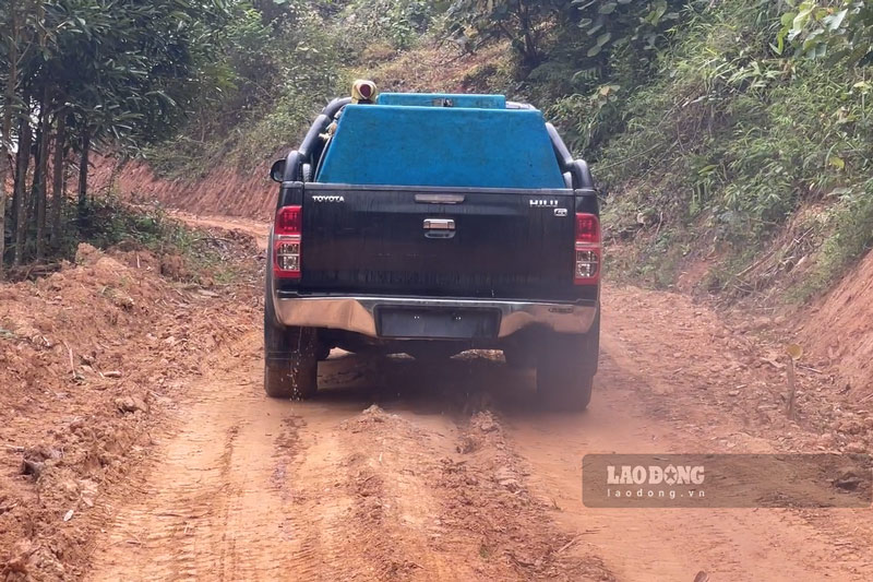 Xe vận chuyển cá bước đầu di chuyển thuận lợi khi đường được mở rộng. Ảnh: Đinh Đại