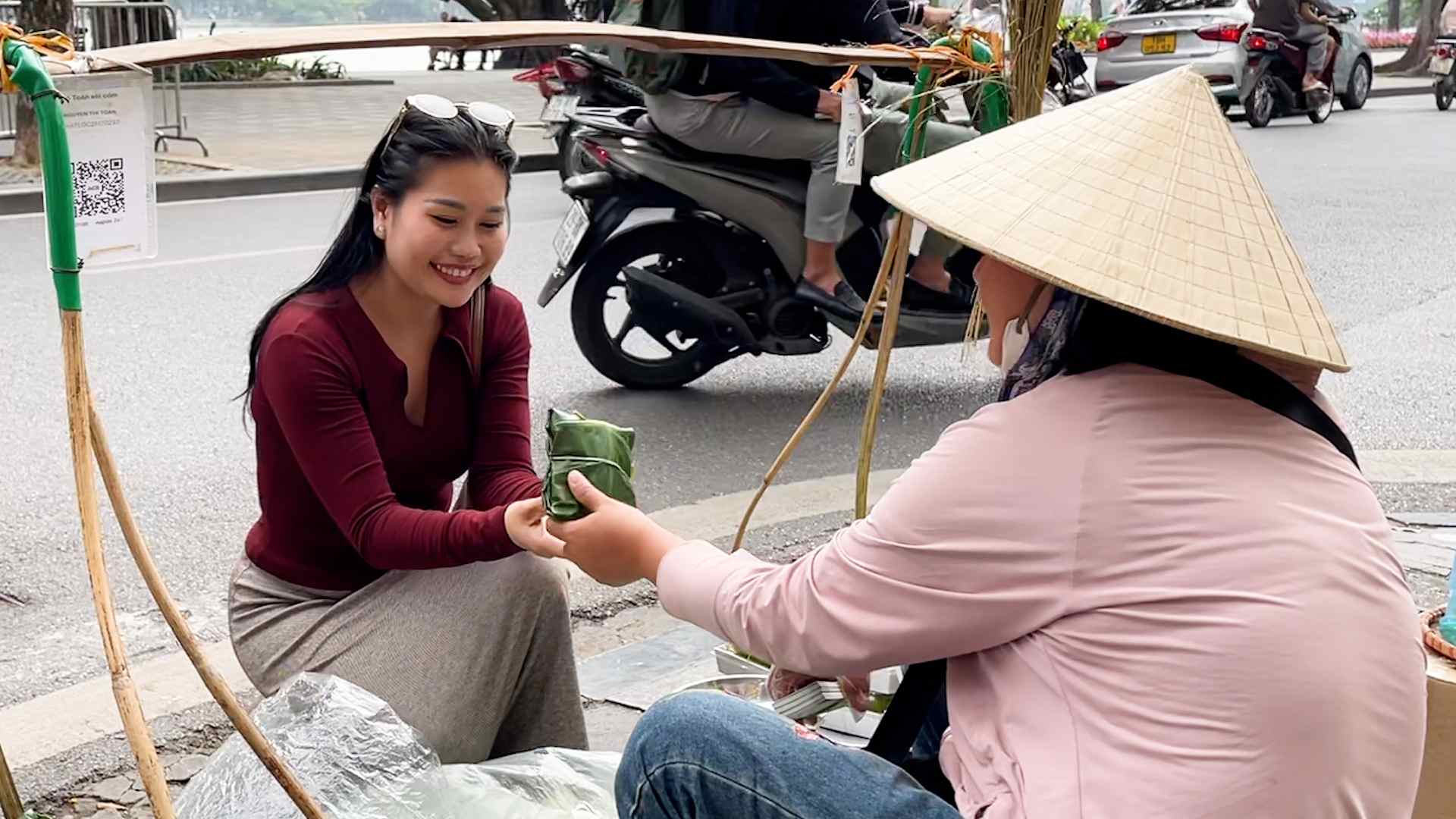 Gánh hàng Hà Nội chuyển mình với thanh toán số hút khách du lịch. 