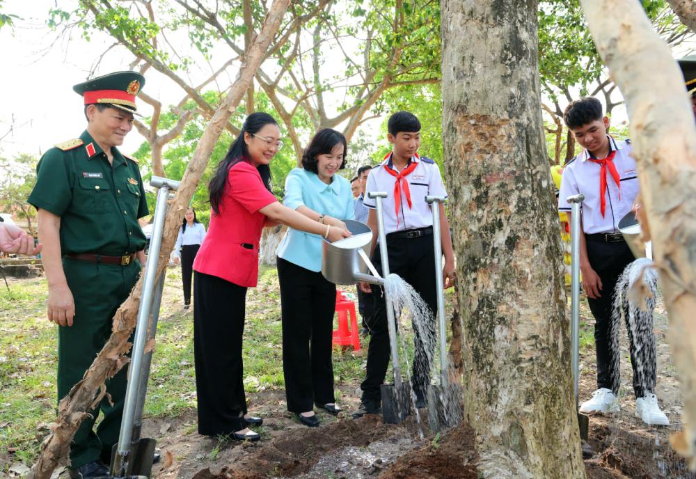 Các vị lãnh đạo và học sinh tham gia trồng cây trong lễ khởi công xây trường nội trú liên cấp ỏ xã Ba Chúc. Ảnh: Nam Phương