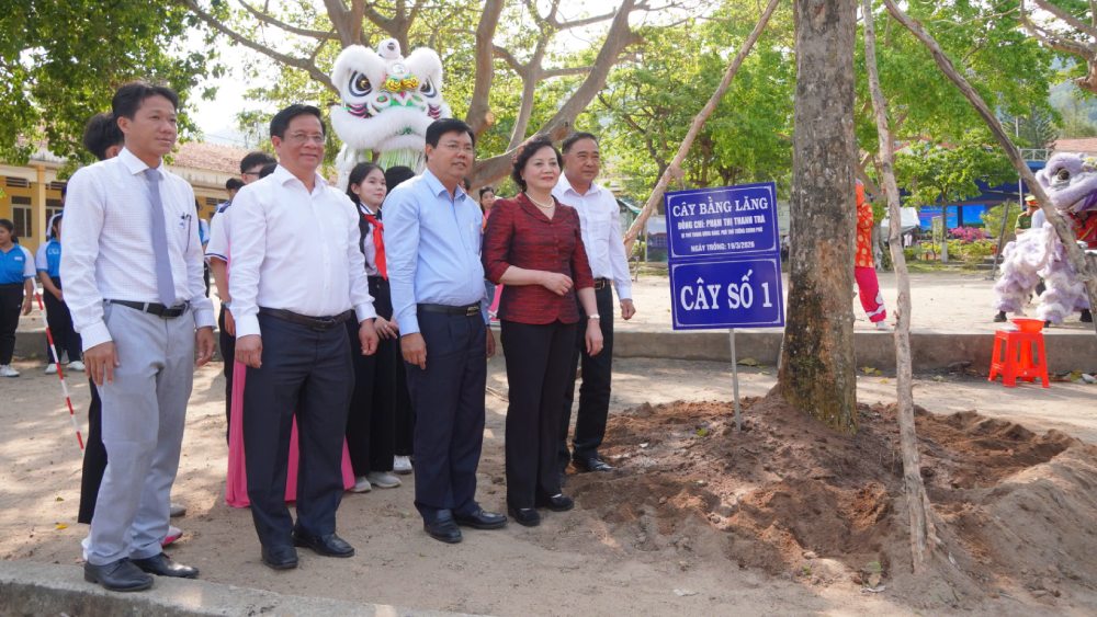 Party Central Committee Secretary, Deputy Prime Minister Pham Thi Thanh Tra participates in planting trees at the groundbreaking ceremony for the border school construction at Ba Chuc Primary and Secondary Boarding School (An Giang) on March 19. 3. Photo: Nam Phuong