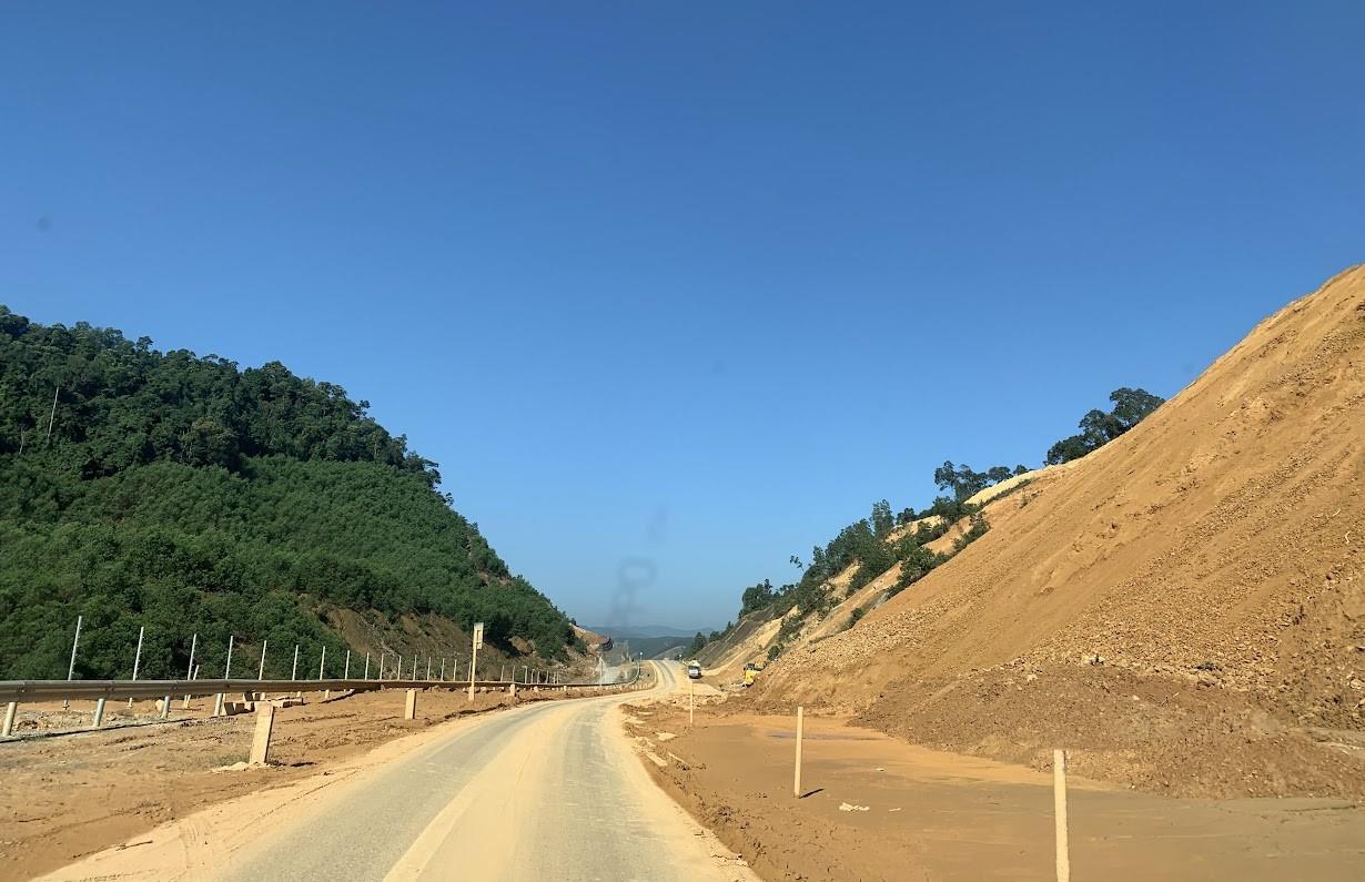 La autopista Norte-Sur, tramo Huế - Đà Nẵng, siempre tiene un riesgo potencial de deslizamientos de tierra cuando hay fuertes lluvias. Foto: An Thượng