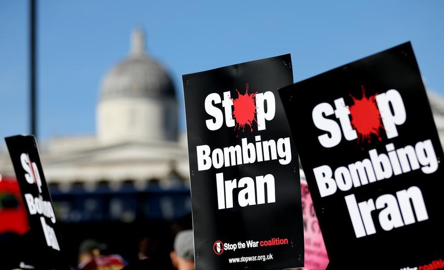 Protesters holding banners calling for an end to bombing Iran in Trafalgar Square, London, England on March 21, 2026. Photo: Xinhua