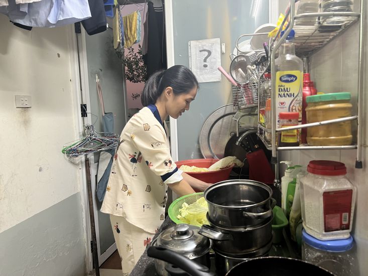 Ms. Trinh Thi Chung was forced to come up with many savings plans to have money to raise her 3 children to study. Photo: Minh Huong