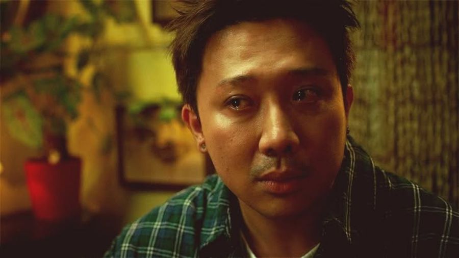 Director Tran Thanh plays the villain Tran Kim in the movie "Thỏ ơi!!". Photo: Film crew provided