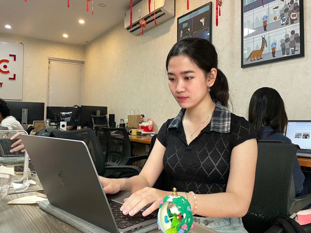 Instead of choosing general jobs, Ms. Minh Phuong chose a part-time job in her major to accumulate experience. Photo: NVCC