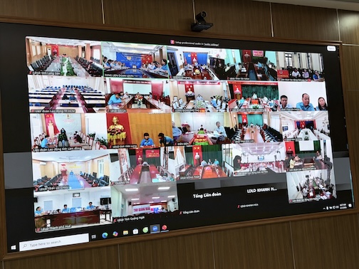El seminario para recabar opiniones y enmendar las Directrices para la implementación de la Decisión 1268/QD-TTg del Primer Ministro que aprueba el Programa "Promover las actividades de aprendizaje permanente en los trabajadores en las empresas hasta 2030" se organiza de forma presencial y en línea. Foto: Phuong Mai