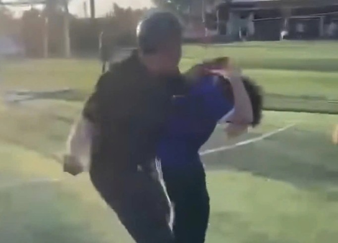 9th grade male student in Dak Lak repeatedly beaten by friends right at the football field. Photo: People provided