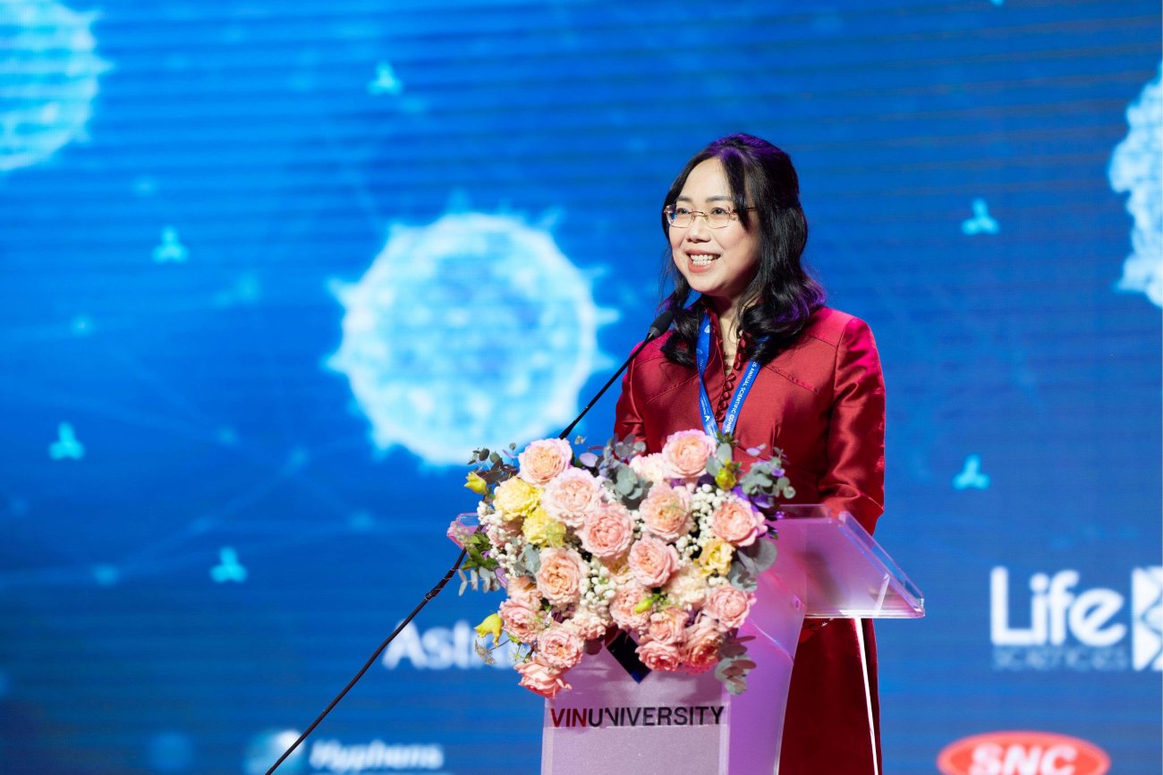 Ảnh 2: TS Lê Mai Lan - Chủ tịch Hội đồng Trường Đại học VinUni - khẳng định vai trò quan trọng của nghiên cứu khoa học và hợp tác quốc tế trong phát triển y học ngày nay.