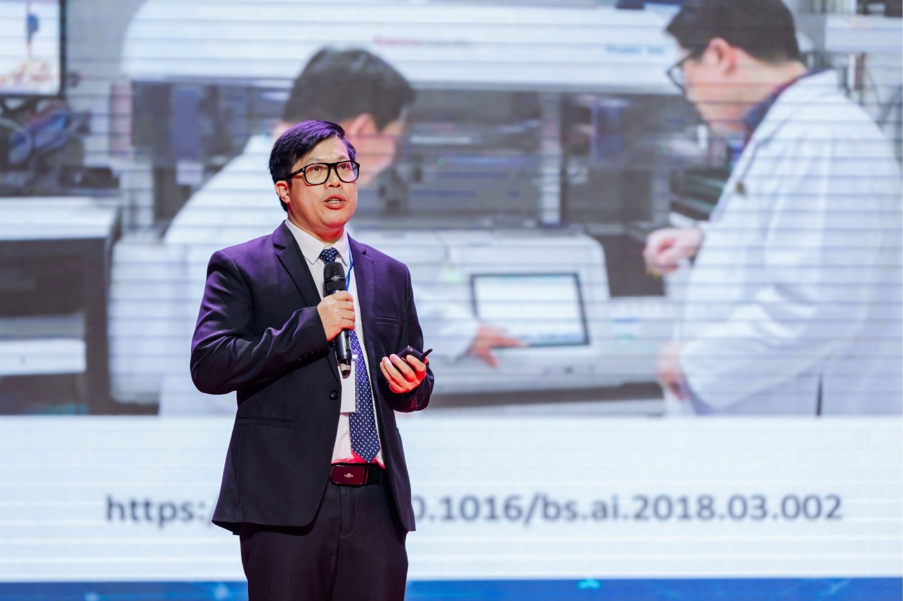 Ảnh 3: PGS.TS.BS Nguyễn Văn Đĩnh khái quát bức tranh tổng thể về tình hình chẩn đoán và điều trị bệnh miễn dịch - dị ứng hiện nay.