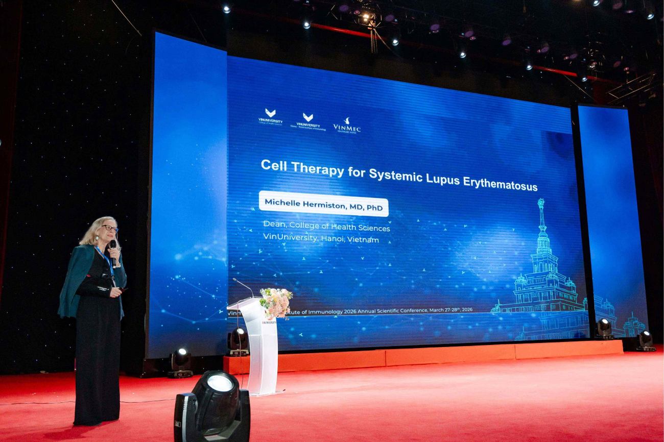 Ảnh 4: GS.TS.BS Michelle Hermiston mang đến hội nghị những kết quả mới nhất về nghiên cứu liệu pháp CAR-T điều trị bệnh tự miễn.