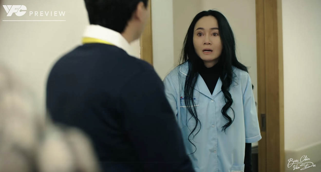 Bà Dung quỳ xuống xin Thương chia tay trong tập 18 “Bước chân vào đời“. Ảnh: VFC. 