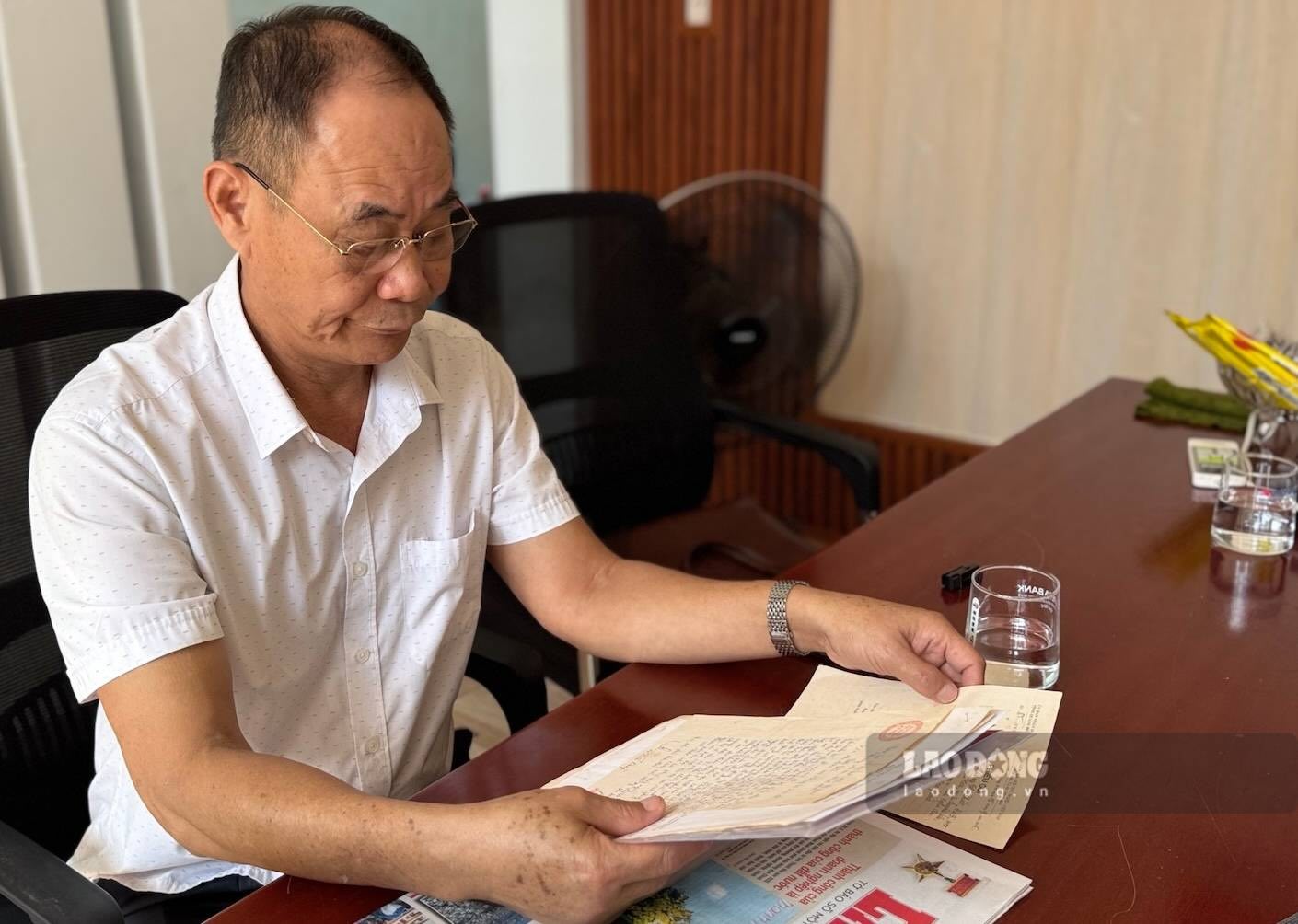 Mr. Vo Tien Dung's heartache when reporting to Lao Dong Newspaper about the fact that his father's martyr's grave has not been found. Photo: Cong Sang
