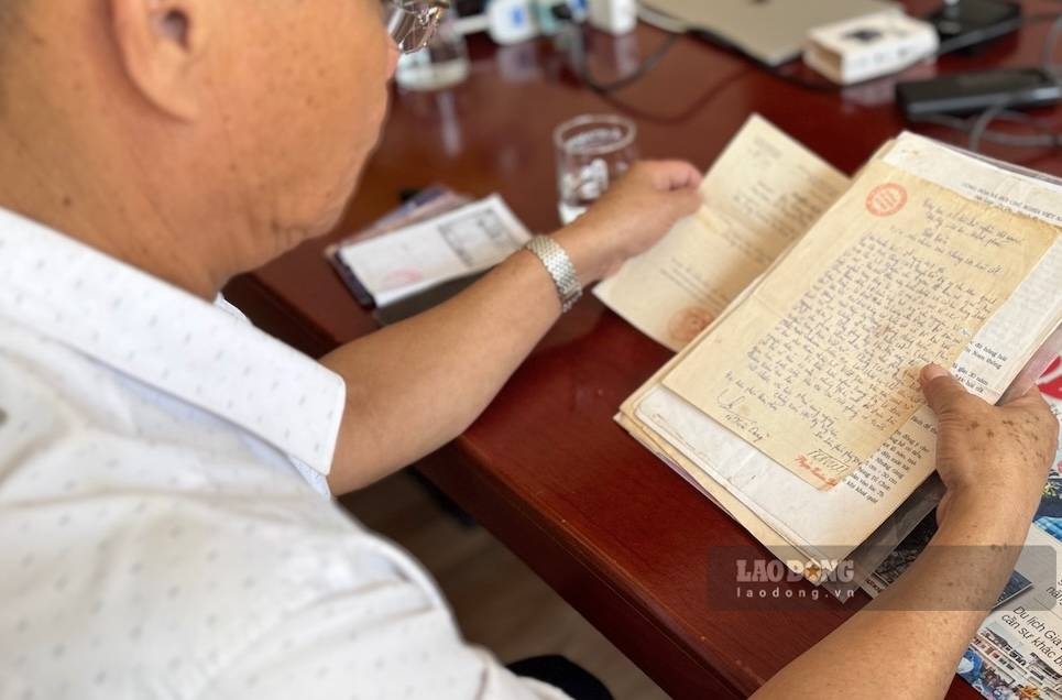 Ông Dũng cùng gia đình mòn mỏi chờ đợi tìm lại phần mộ liệt sĩ cho cha của mình. Ảnh: Công Sáng