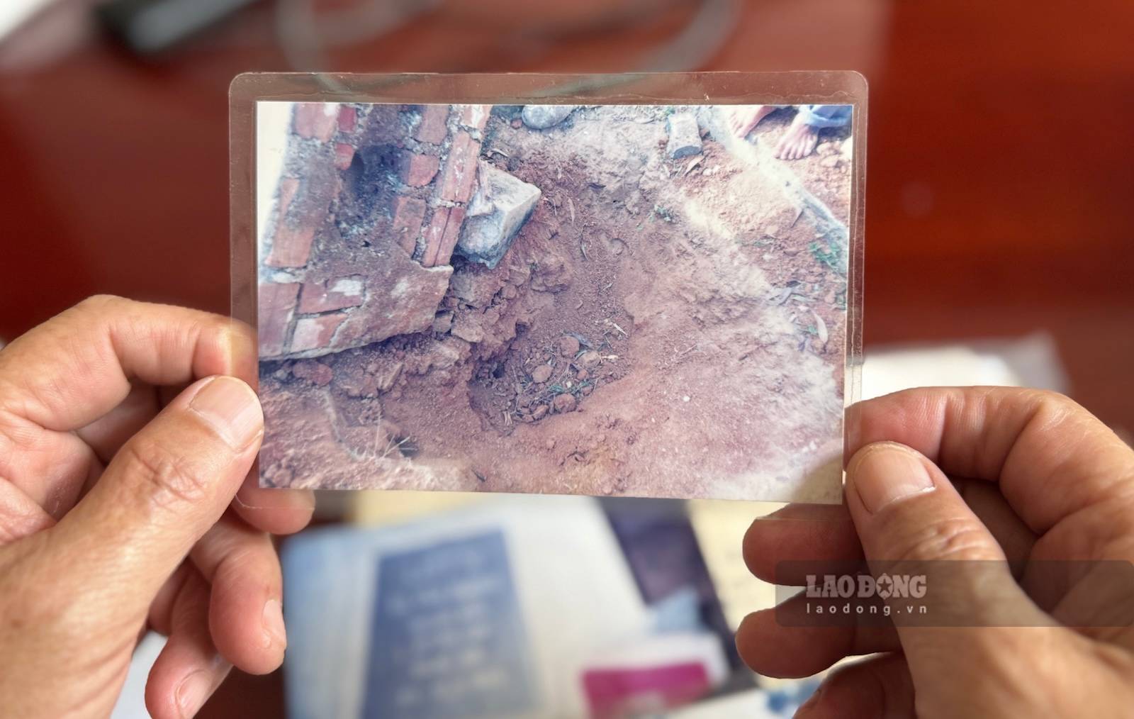 Những bức ảnh được gia đình ông Dũng chụp lại trong quá trình khai quật vào năm 1996. Ảnh: Công Sáng