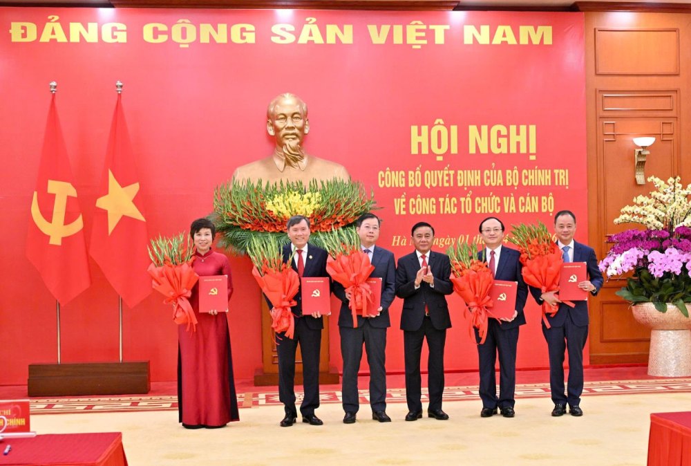 Politburo Member, Standing Secretary of the Secretariat Tran Cam Tu presents decisions to representatives of leaders of 5 agencies, including: Vietnam Television, Voice of Vietnam, Vietnam News Agency, Vietnam Academy of Social Sciences, Vietnam Academy of Science and Technology. Photo: Kim Thanh