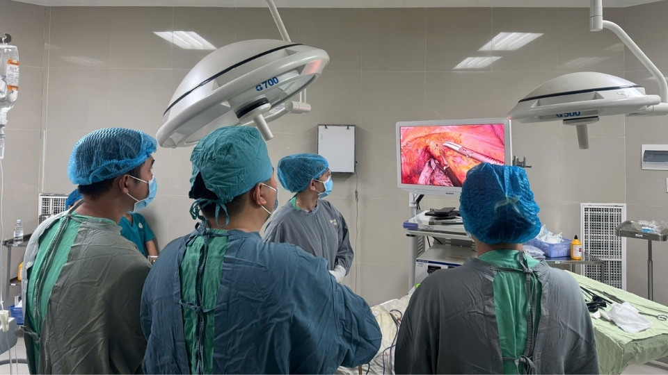 Doctors at Vinh Long General Hospital perform endoscopic surgery to remove a low rectal tumor for a patient. Photo: Hoang Loc