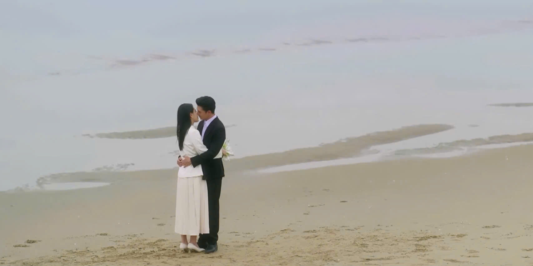 Khoảnh khắc Trung tá Đào Minh Kiên cầu hôn Lam Anh trong “Không giới hạn“, khép lại chuyện tình bằng lời yêu giản dị. Ảnh: VFC