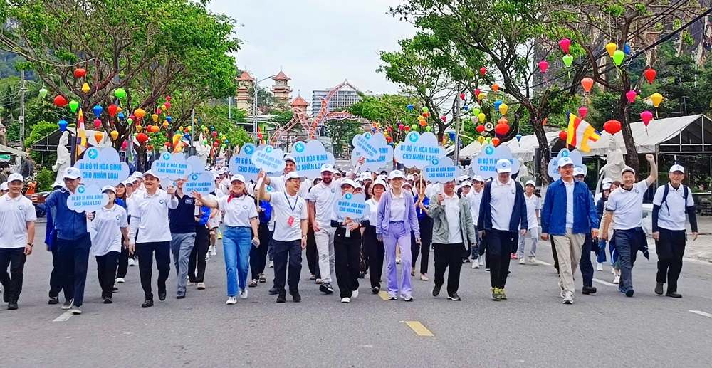 Da Nang organizes a walk to spread the spirit of solidarity, love and mutual understanding between nations, countries and communities around the world. Photo: BTC