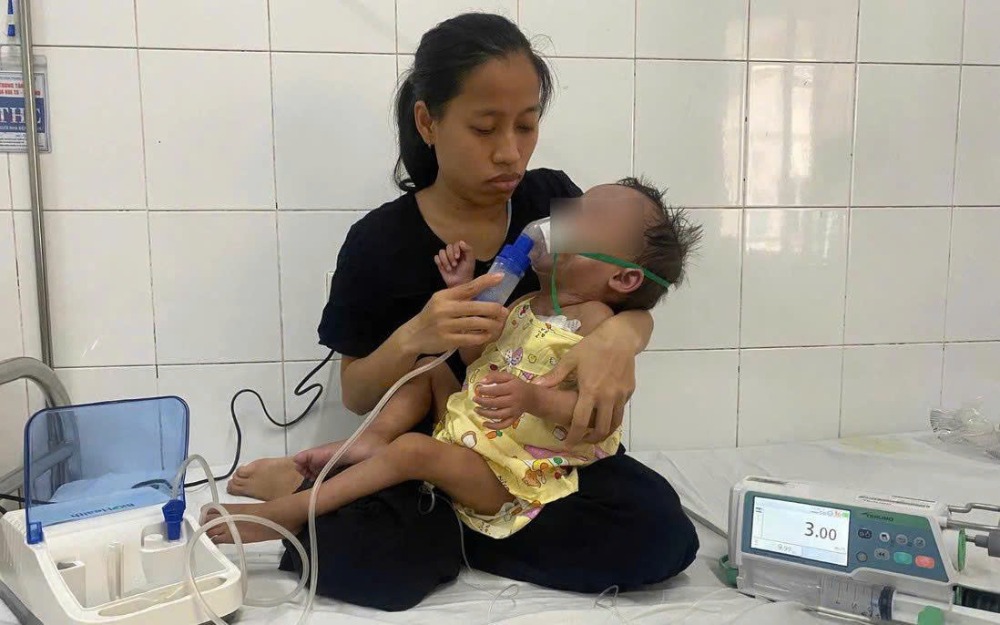 The disease caused baby Tram to grow up in the hospital... Photo: NVCC