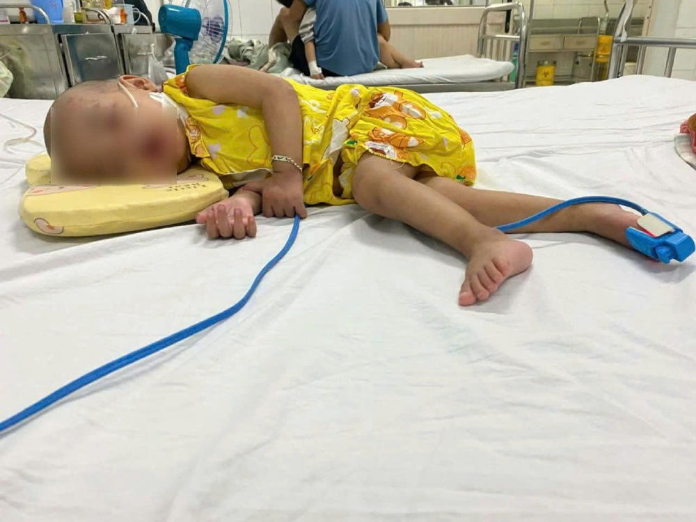 Sinh ra khỏe mạnh, nhưng chỉ sau 13 ngày, bé Trâm bắt đầu có biểu hiện tiêu chảy, nôn liên tục, cơ thể suy kiệt... Ảnh: NVCC