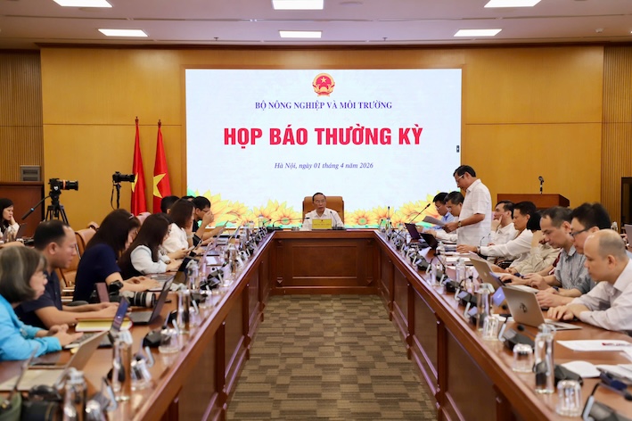 Thứ trưởng Phùng Đức Tiến chủ trì họp báo thường kỳ của Bộ Nông nghiệp mà Môi trường. Ảnh: Việt Anh. 