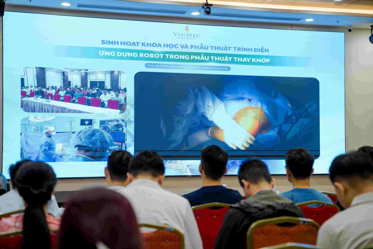 Ảnh 3: Ca mổ được truyền hình trực tiếp tới hội trường buổi lễ ra mắt.