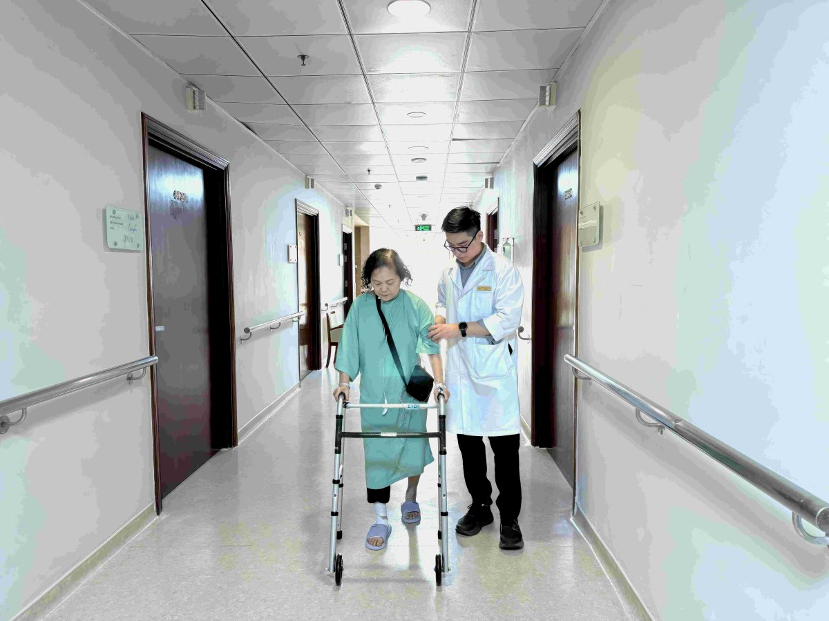 Ảnh 5: Ngay sau 3 giờ phẫu thuật, bệnh nhân đã có thể tập đi những bước đi đầu tiên.