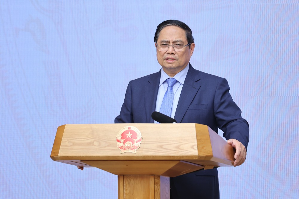 El Primer Ministro Pham Minh Chinh solicitó la elaboración de un plan para garantizar la seguridad y el orden, el rescate, el socorro y la seguridad vial en caso de tormentas e inundaciones, desastres naturales. Foto: VGP