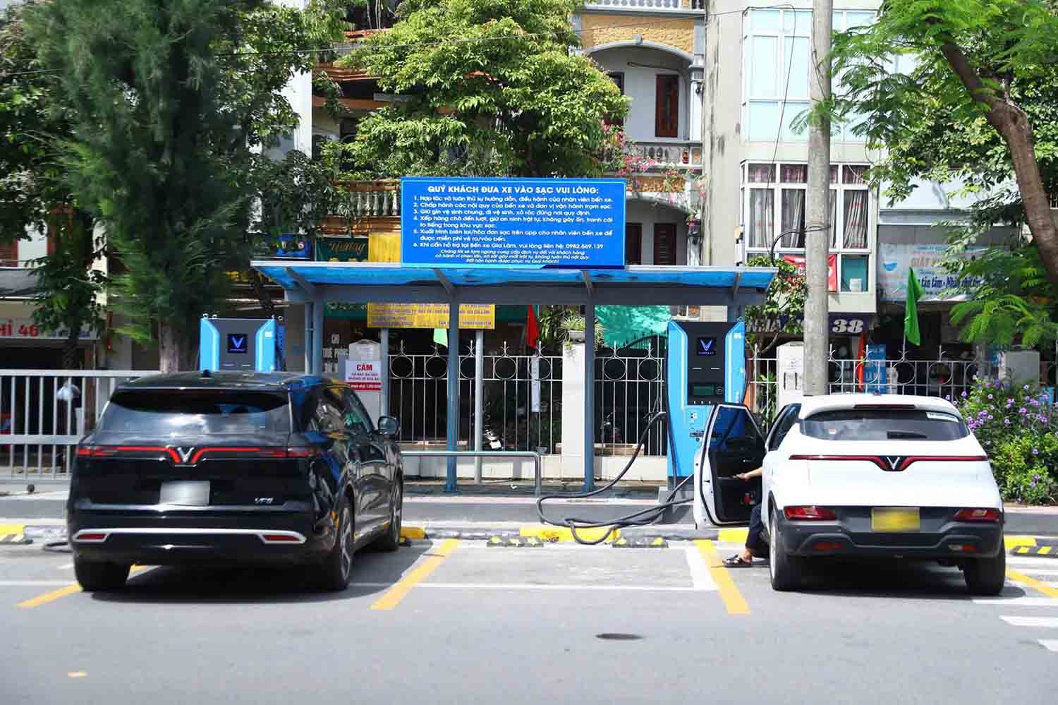 Estación de carga de coches eléctricos en la estación de autobuses de Gia Lam (Hanoi). Foto: Pham Dong