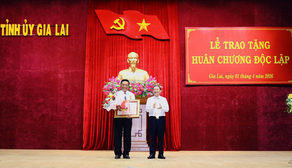 Gia Lai Provincial Party Secretary Thai Dai Ngoc awarded the Third-class Independence Medal to Mr. Le Kim Toan - former Standing Deputy Secretary of the Provincial Party Committee, former Head of the Binh Dinh Provincial National Assembly Delegation. Photo: Ngoc Minh
