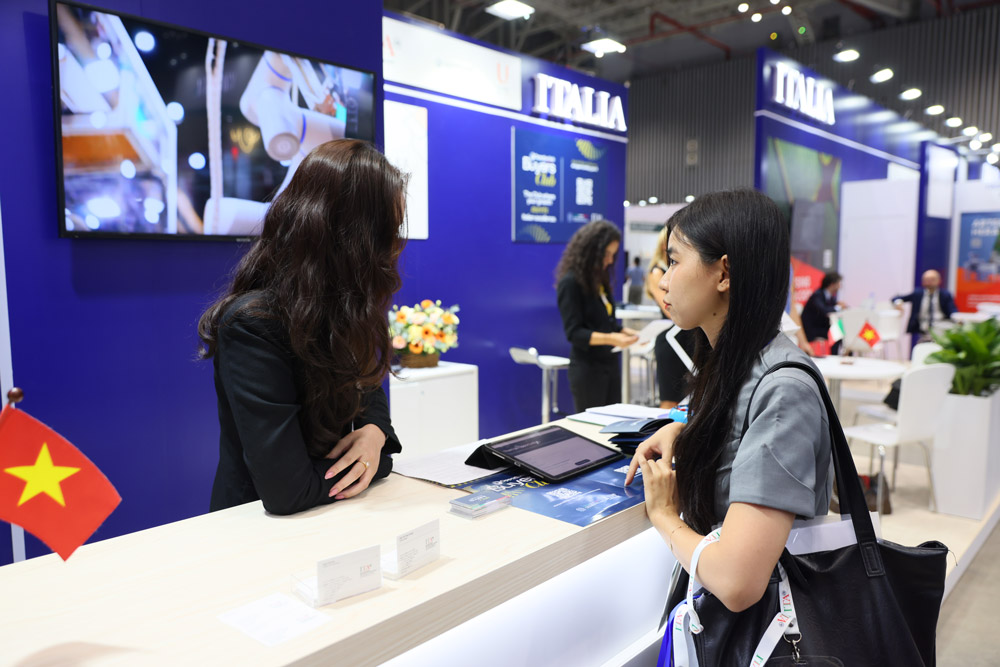 Khách hàng tìm hiểu thông tin tại gian hàng ITA. Ảnh: BTC 