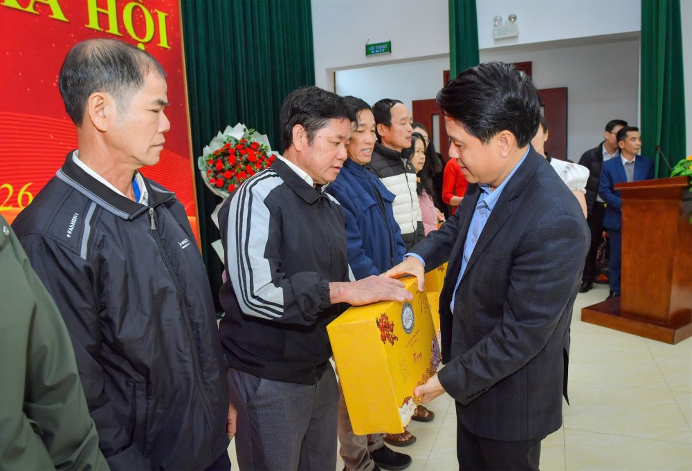 Deputy Governor of the State Bank of Vietnam, Chairman of the Vietnam Bank Union Pham Tien Dung presents social security gifts to people in Son La province on the occasion of the Binh Ngo Lunar New Year 2026. Photo: CĐNHVN