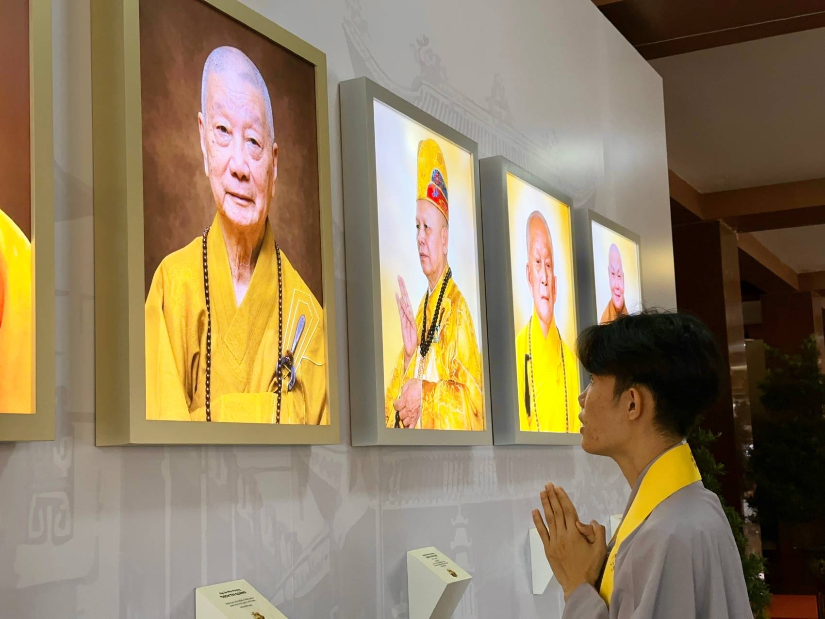 Phật tử trẻ đến chiêm ngưỡng, đảnh lễ. Ảnh: Mai Anh.