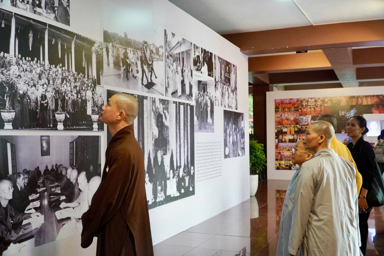 Many Buddhists, dignitaries, monks, nuns and people were present early to visit the exhibition. Photo: Mai Anh.