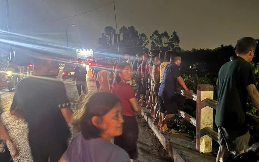Scène de l'incident avec une lettre de suicide suspecte et des objets laissés sur le pont. Photo: Người dân