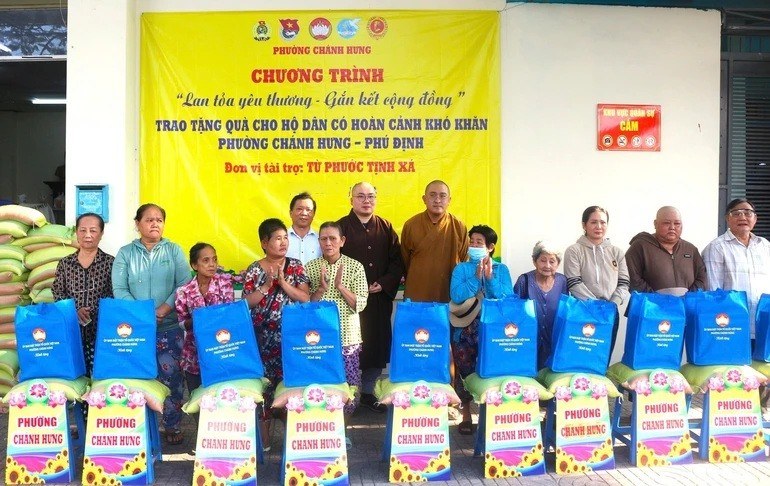 Phật giáo người Hoa TPHCM trao quà an sinh cho bà con khó khăn. Ảnh: Hoàng Phương