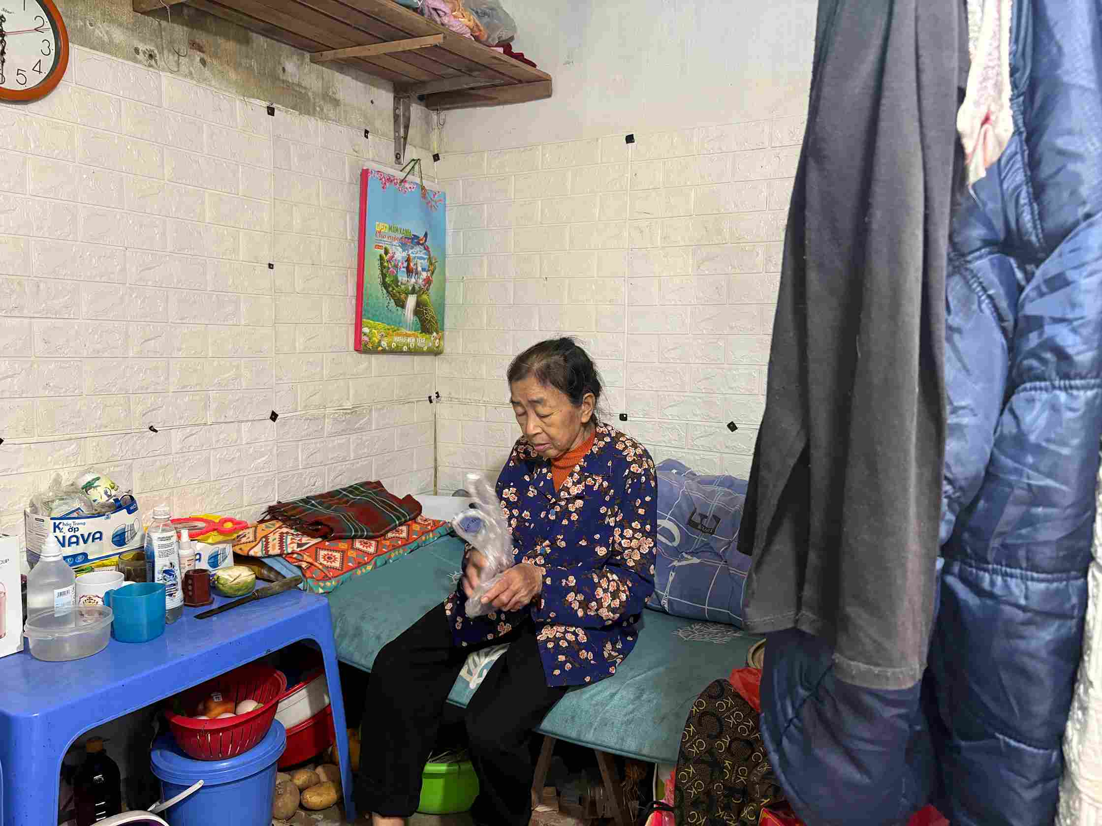 Dialysis for 13 years, parents died early, no husband and children, alone burdened with illness