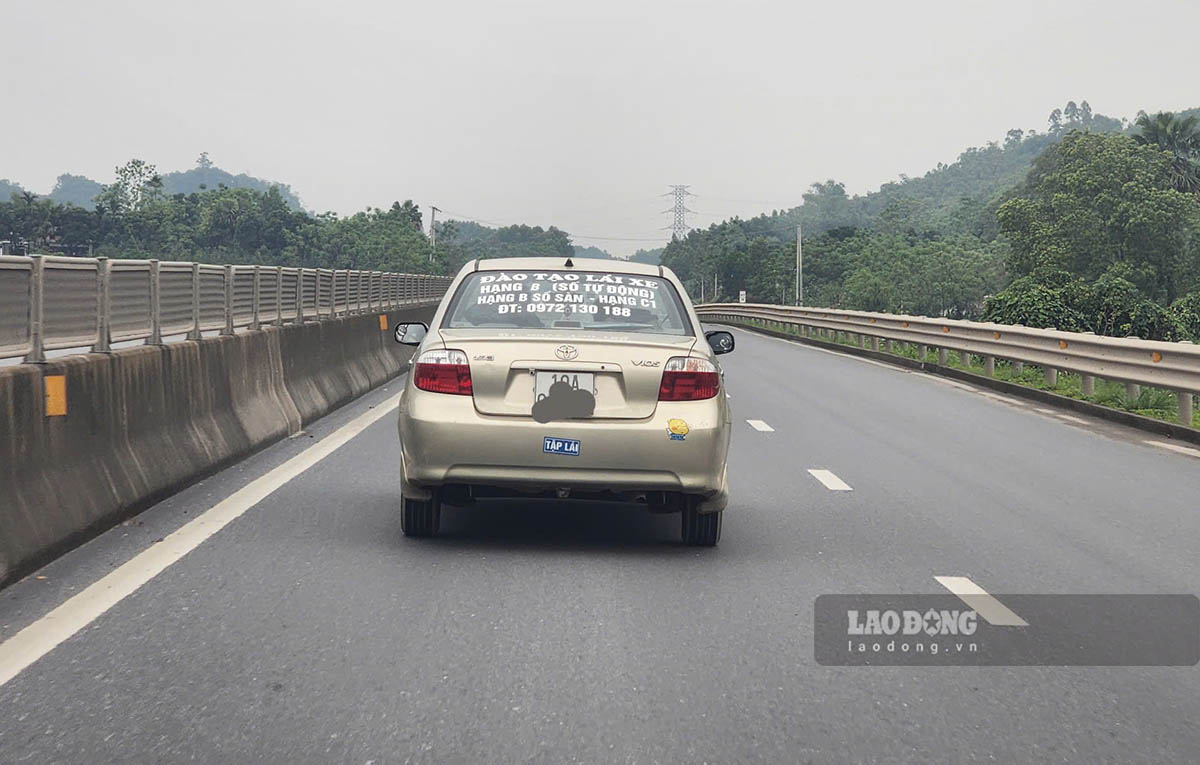 Nhiều xe tập lái chạy trên tuyến cao tốc Tuyên Quang - Phú Thọ. Ảnh: PV.