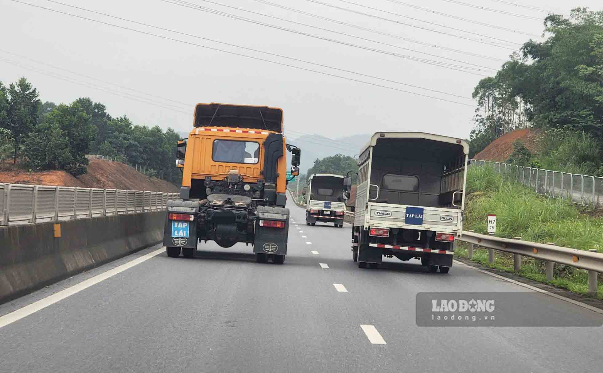 Driving training vehicles lined up on the Tuyen Quang - Phu Tho expressway, causing traffic participants to worry about the risk of unsafety. Photo: PV.