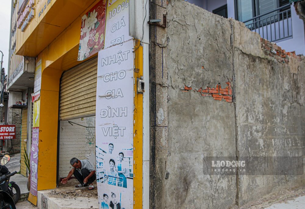 Nhiều nhà dân, cơ sở kinh doanh bàn giao mặt bằng thi công dự án.