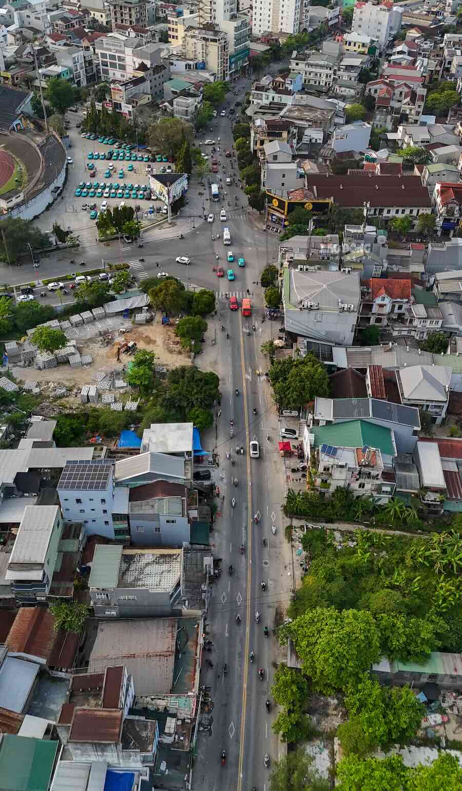 Nhà thầu đưa ra lý do khan hiếm và biến động giá vật liệu để đề xuất tạm dừng, nhưng chủ đầu tư khẳng định không có cơ sở pháp lý, đồng thời yêu cầu tiếp tục thực hiện đúng cam kết. 