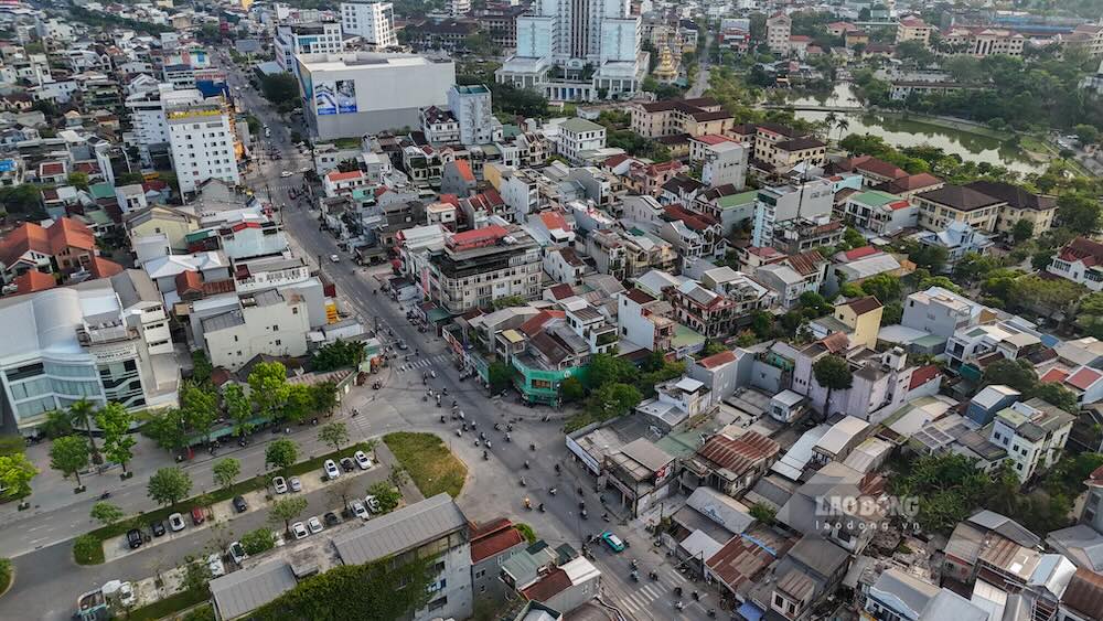 Hiện trạng tuyến đường còn nhiều bất cập, một số đoạn chưa có vỉa hè hoàn chỉnh, người dân phải tận dụng lòng đường để dừng đỗ phương tiện, tiềm ẩn nguy cơ mất an toàn giao thông, đặc biệt vào giờ cao điểm. 