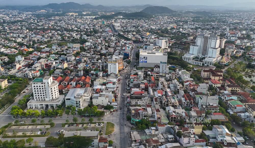 Dự án nâng cấp, mở rộng đường Bà Triệu (phường Thuận Hóa, TP Huế) có tổng mức đầu tư hơn 541 tỉ đồng, được phê duyệt từ năm 2022 và điều chỉnh qua nhiều giai đoạn. Đây là một trong những công trình hạ tầng trọng điểm nhằm giảm tải áp lực giao thông khu vực trung tâm TP Huế. 